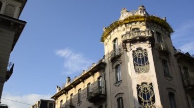 Turin, Piedmont bölgesi, İtalya. 11 Mayıs 2018. Casa Fenoglio Lafleur Turin, amblem kentin Art Nouveau tarzı tarihi bir binada olduğunu. Hareket soldan sağa video.