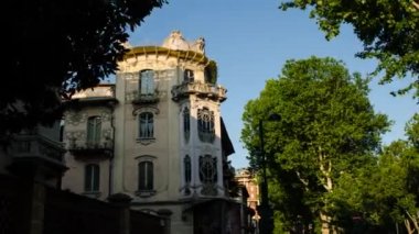 Turin, Piedmont bölgesi, İtalya. 11 Mayıs 2018. Casa Fenoglio Lafleur Turin, amblem kentin Art Nouveau tarzı tarihi bir binada olduğunu. Hyperlapse video.