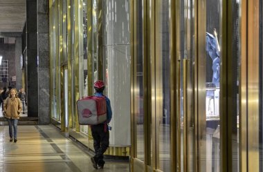 Turin, Piedmont, İtalya 12 Mayıs 2018. Bir işçi ile şirket logosunu çantalı foodora şirketinde. Foodora şirket yiyecek teslimatlar evde yapar.