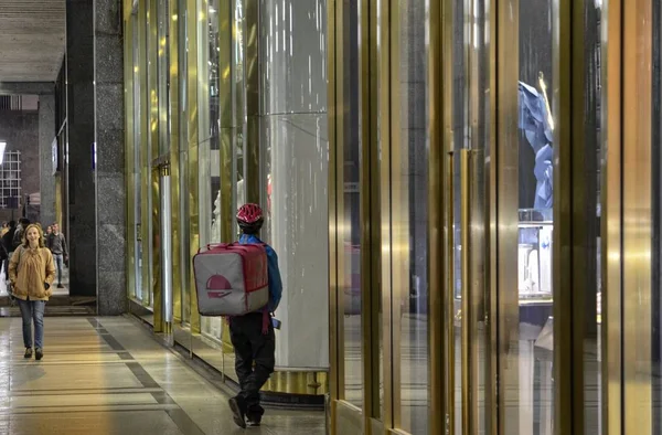 Turin, Piedmont, İtalya 12 Mayıs 2018. Bir işçi ile şirket logosunu çantalı foodora şirketinde. Foodora şirket yiyecek teslimatlar evde yapar.