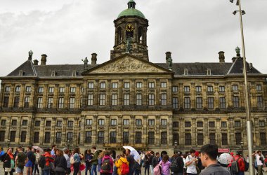 Amsterdam, Hollanda, Ağustos 2019. Baraj Meydanı en büyüğü ve m