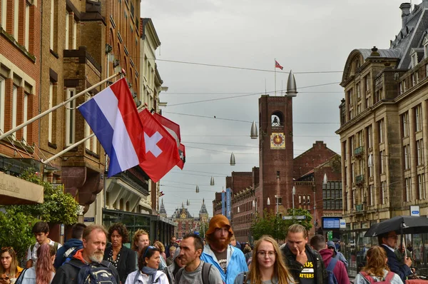 Amsterdão, Holanda, agosto de 2019. O Damrak é o curso que eu — Fotografia de Stock