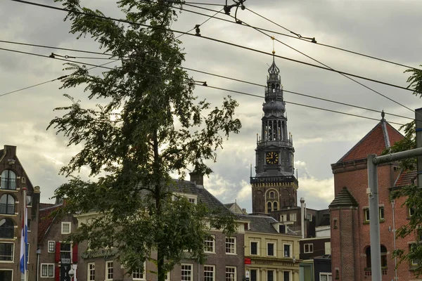 Amsterdam, Olanda, agosto 2019. Il Damrak è il corso che l — Foto Stock