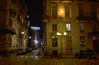 Torino, Piemonte, İtalya. Kasım 2019. Çatıda hazır bir otobüs. 