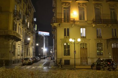 Torino, Piemonte, İtalya. Kasım 2019. Çatıda hazır bir otobüs. 