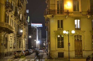 Torino, Piemonte, İtalya. Kasım 2019. Çatıda hazır bir otobüs. 
