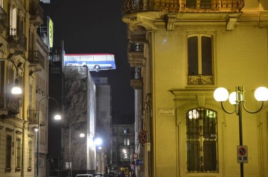 Torino, Piemonte, İtalya. Kasım 2019. Çatıda hazır bir otobüs. 
