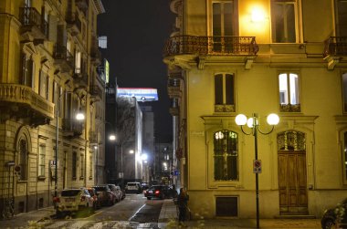 Torino, Piemonte, İtalya. Kasım 2019. Çatıda hazır bir otobüs. 