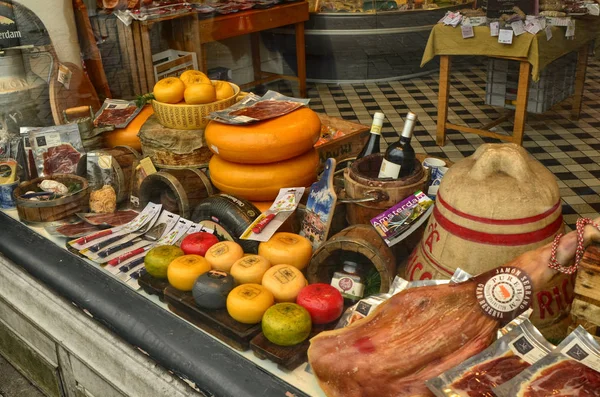 Amsterdam, Holland. august 2019. die vitrine einer holländischen delikatesse — Stockfoto