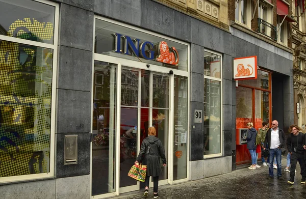 阿姆斯特丹 2019年8月 在这个城市 很容易见到荷兰银行Ing Direct的分行 一位女士进来了 橙色狮子的标志是明确无误的 走路的人 — 图库照片