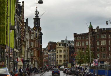 Amsterdam, Hollanda. Ağustos 2019. Nane Kulesi bir refere görevi görüyor.