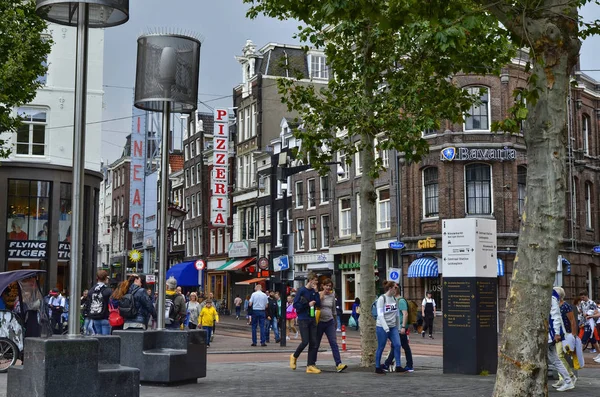 Ámsterdam, Holanda, agosto de 2019. En la plaza que alberga la R — Foto de Stock