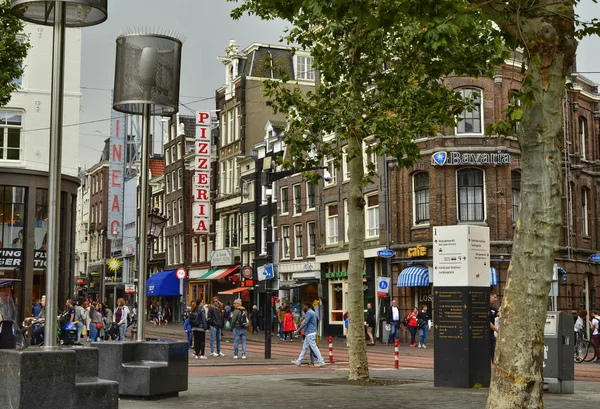Amsterdam, Nederland, augustus 2019. Op het plein waar de R staat — Stockfoto
