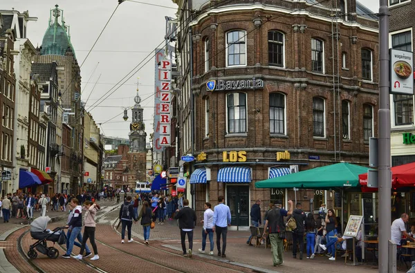 Amsterdam, Nederland. augustus 2019. De munttoren fungeert als refere — Stockfoto