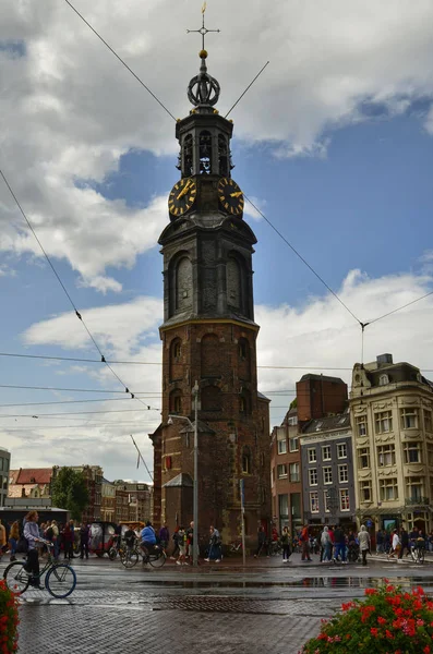 Amesterdão, Holanda. Agosto de 2019. A torre de hortelã atua como um refere — Fotografia de Stock