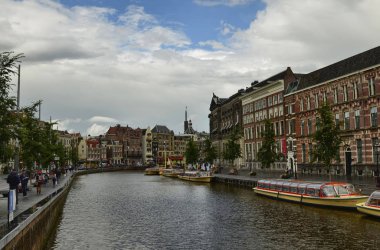 Amsterdam, Hollanda. Ağustos 2019. Büyük turist tekneleri...