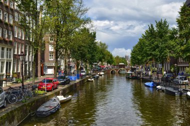 Amsterdam, Hollanda. Ağustos 2019. Klasik bir kanal görüntüsü. 