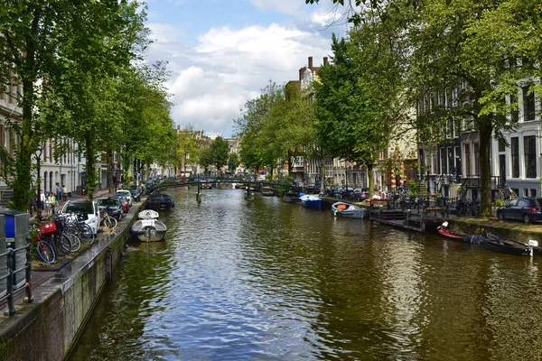 Amsterdam, Holandsko. Srpen 2019. Klasický pohled na kanál v — Stock fotografie