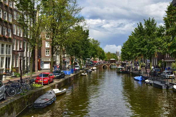 Amsterdam, Holland. August 2019. Classic view of a canal in the — ストック写真