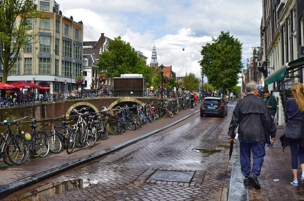 Amsterdam, Nederland. augustus 2019. Fietsen zijn een symbool van de ci — Stockfoto