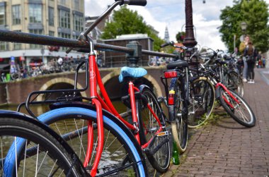 Amsterdam, Hollanda. Ağustos 2019. Kanal boyunca park etmiş bisikletler.