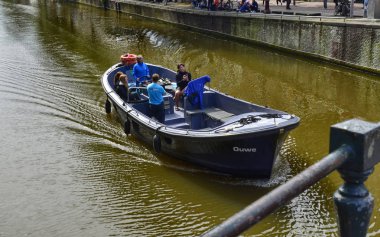 Amsterdam, Hollanda. Ağustos 2019. Kanallardan birinde bir tekne. 