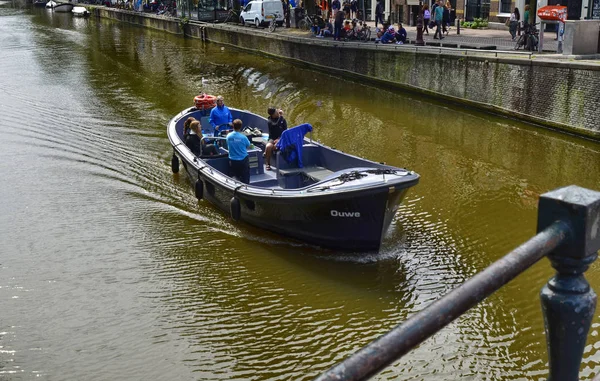 Амстердам, Голландія. Серпень 2019. Човен уздовж одного з каналів. — стокове фото