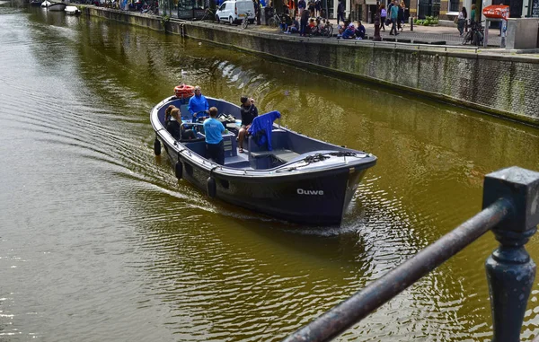 Amsterdam, Holandia. Sierpień 2019. Łódź wzdłuż jednego z kanałów. — Zdjęcie stockowe