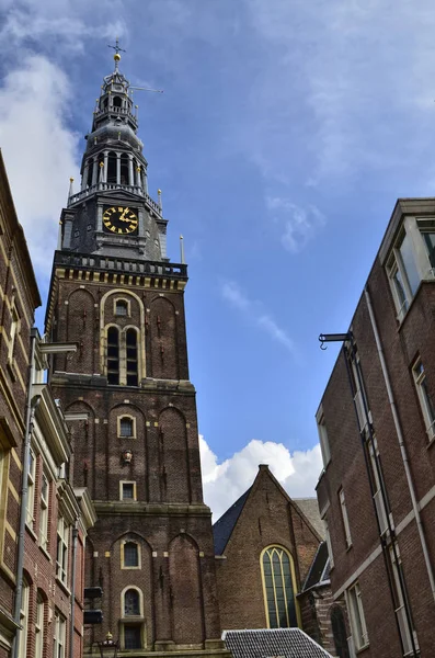 Amsterdam, Olanda. Agosto 2019. Il campanile della vecchia chiesa — Foto Stock