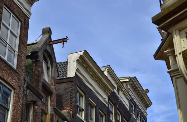 Ámsterdam, Holanda. Agosto 2019. Detalle de la parte superior de la fachada — Foto de Stock