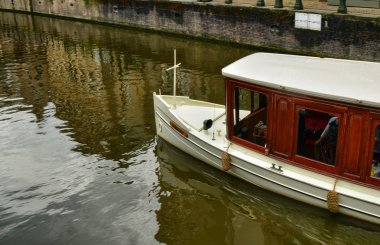 Amsterdam, Hollanda. Ağustos 2019. Turist tekneleri etrafı geziyor.