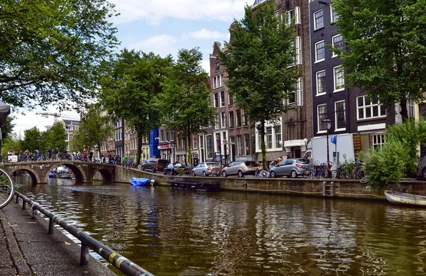 Μστερντάμ, Ολλανδία. Αύγουστος 2019. Κλασική άποψη σε ένα από το κανάλι — Φωτογραφία Αρχείου