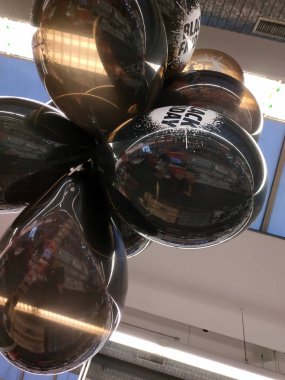 Torino, Piemonte, İtalya. Kasım 2019. Kara Cuma balonları 
