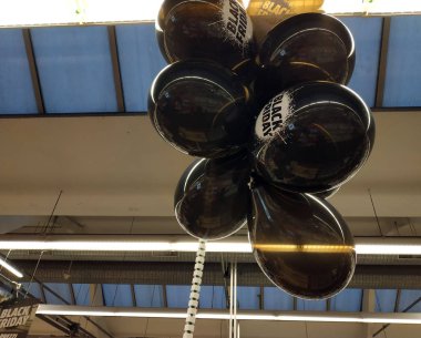 Torino, Piemonte, İtalya. Kasım 2019. Kara Cuma balonları 