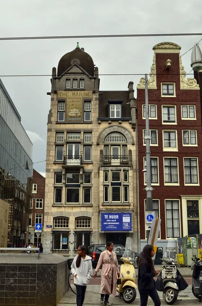 Ámsterdam, Holanda, agosto 201. En el centro histórico algunos hous — Foto de Stock