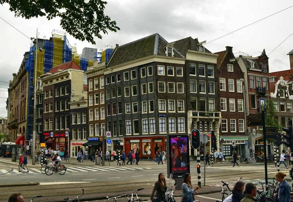 Amsterdam, Holandsko. Srpen 2019. Silniční křižovatka v centru: — Stock fotografie