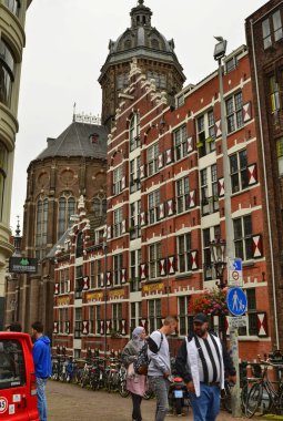 Amsterdam, Hollanda, Ağustos 2019. Tarihi merkezde bir muayene.