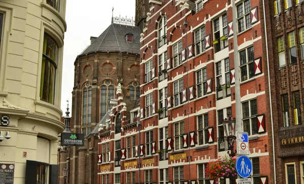Amsterdam, Holandia, sierpień 2019. W historycznym centrum przykładu — Zdjęcie stockowe