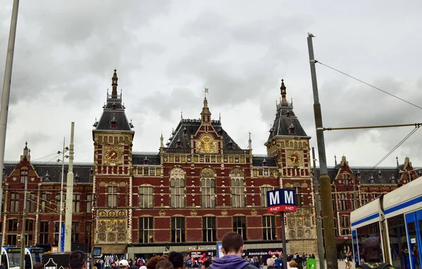 Amsterdão, Holanda, agosto de 2019. Vista frontal do comboio central — Fotografia de Stock