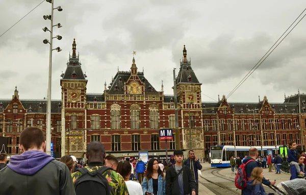 Amsterdam, Hollanda, Ağustos 2019. Merkez trenin ön görüntüsü — Stok fotoğraf