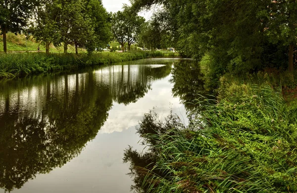 アムステルダム、オランダ、 2019年8月。運河は郊外にあります — ストック写真