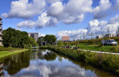 Amsterdam, Hollanda, Ağustos 2019. Kenar mahallelerde kanallar var.