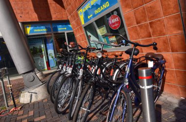 Amsterdam, Hollanda, Ağustos 2019. Bir sıra bisikletin önünde...