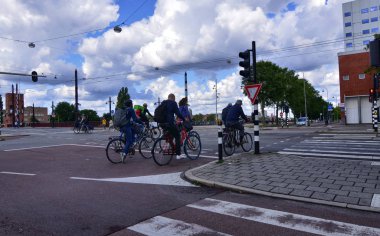 Amsterdam, Hollanda, Ağustos 2019. Amstel Nehri 'nin kıyısında. 