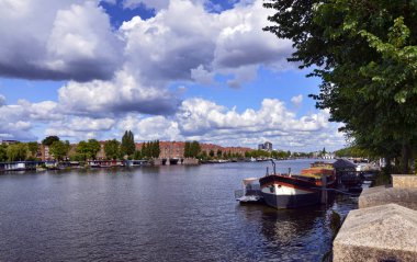 Amsterdam, Hollanda, Ağustos 2019. Amstel Nehri manzarası, açık