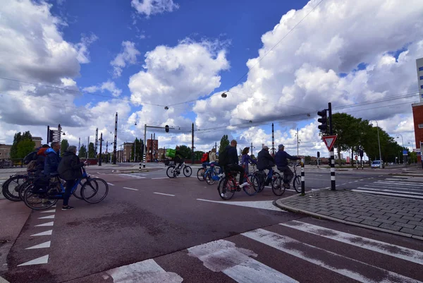 Ámsterdam, Holanda, agosto de 2019. A lo largo del río Amstel, en el — Foto de Stock