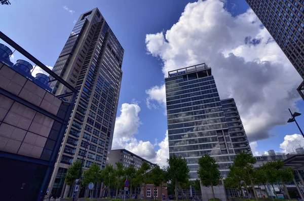 Амстердам, Голландия, август 2019 года. Несколько современных небоскребов — стоковое фото