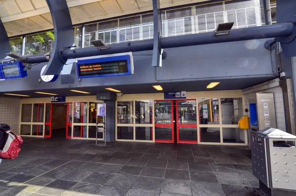 Amsterdam, Olanda, agosto 2019. Una stazione della metropolitana in superficie — Foto Stock