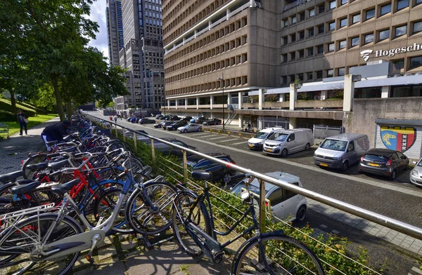 Ámsterdam, Holanda, agosto de 2019. En los suburbios modernos bicicletas — Foto de Stock