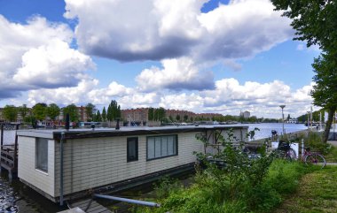 Amsterdam, Hollanda, Ağustos 2019. Amstel Nehri manzarası, açık